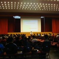 颁发郑富仁学长助学金、系友会助学金,回复学生问卷调查所有提问。