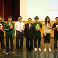 颁发郑富仁学长助学金