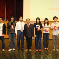 颁发系友会助学金