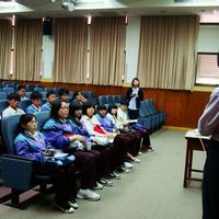 曾文农工师生共19人于9:30~11:00至系上参访,由何宗汉主任进行系务简报,高立衡老师带领学生参观化工馆。